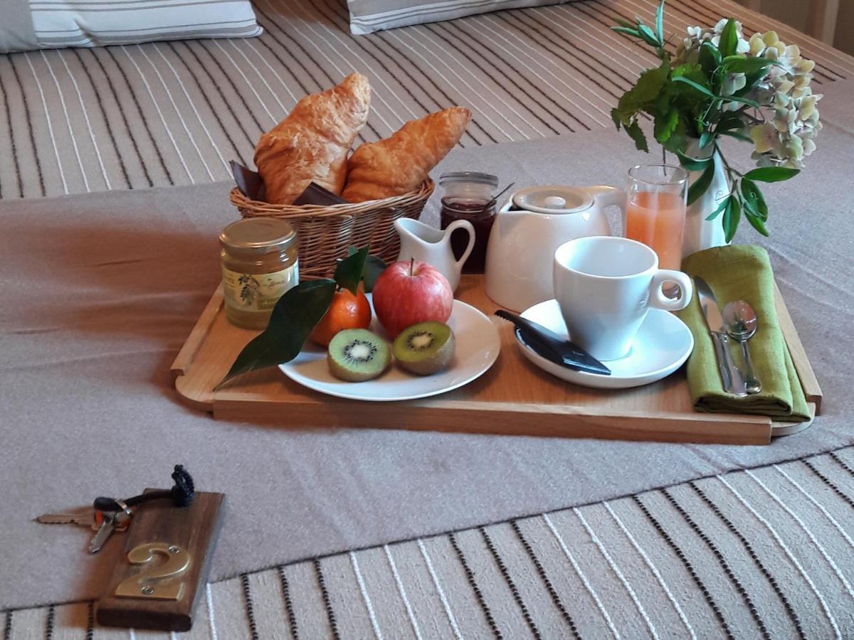 Logis Hotel Restaurant La Barguillere Saint-Pierre-de-Rivière Esterno foto