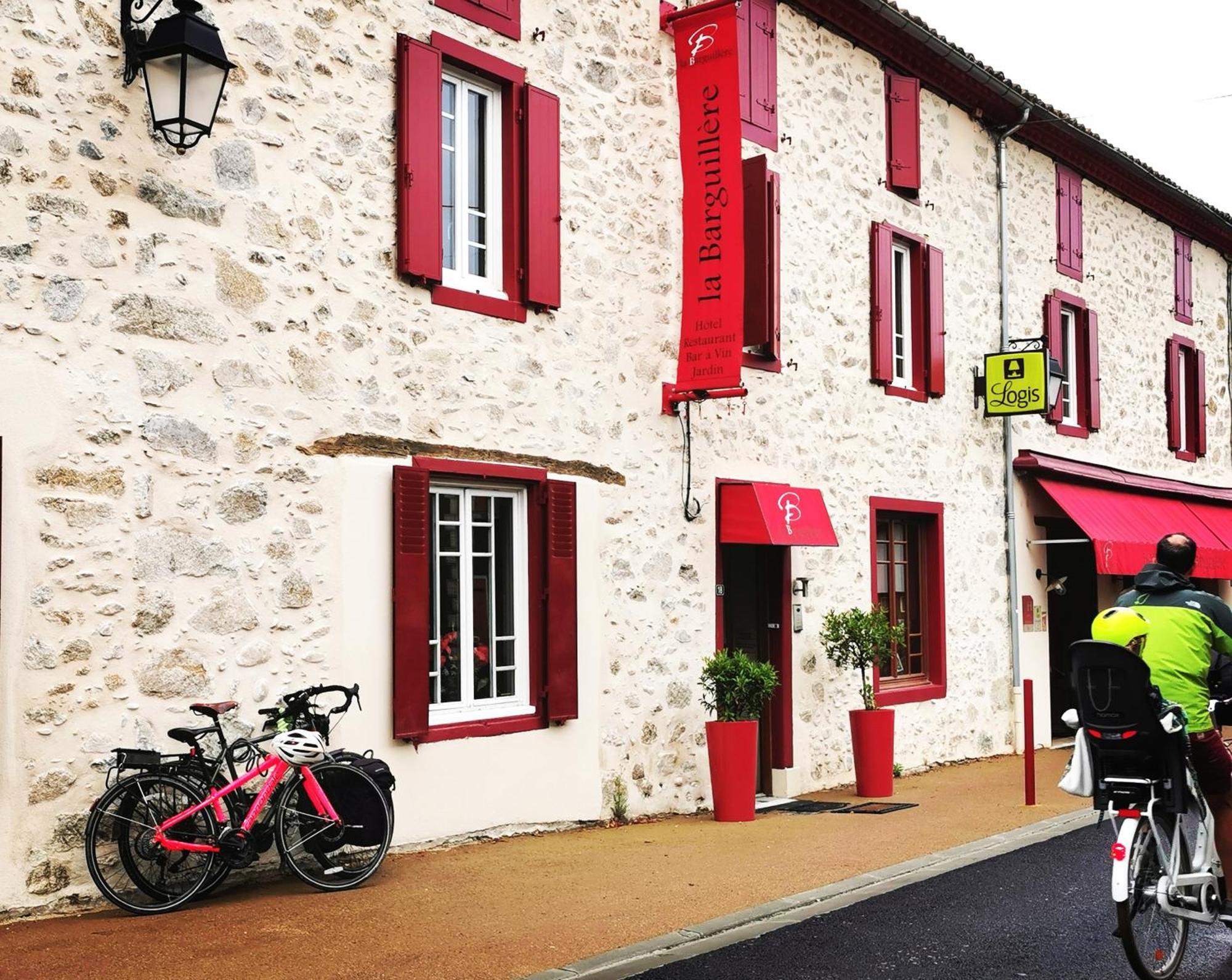 Logis Hotel Restaurant La Barguillere Saint-Pierre-de-Rivière Esterno foto