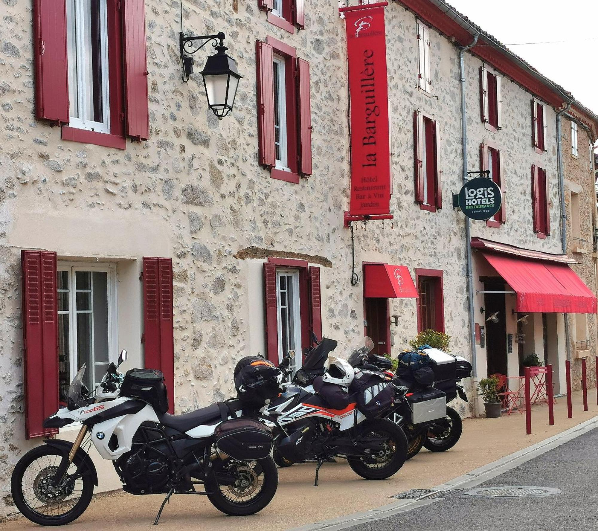 Logis Hotel Restaurant La Barguillere Saint-Pierre-de-Rivière Esterno foto