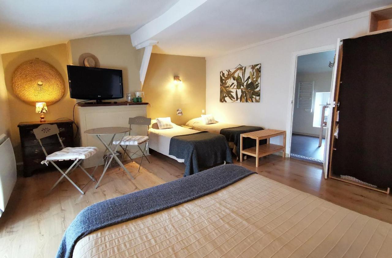 Logis Hotel Restaurant La Barguillere Saint-Pierre-de-Rivière Esterno foto